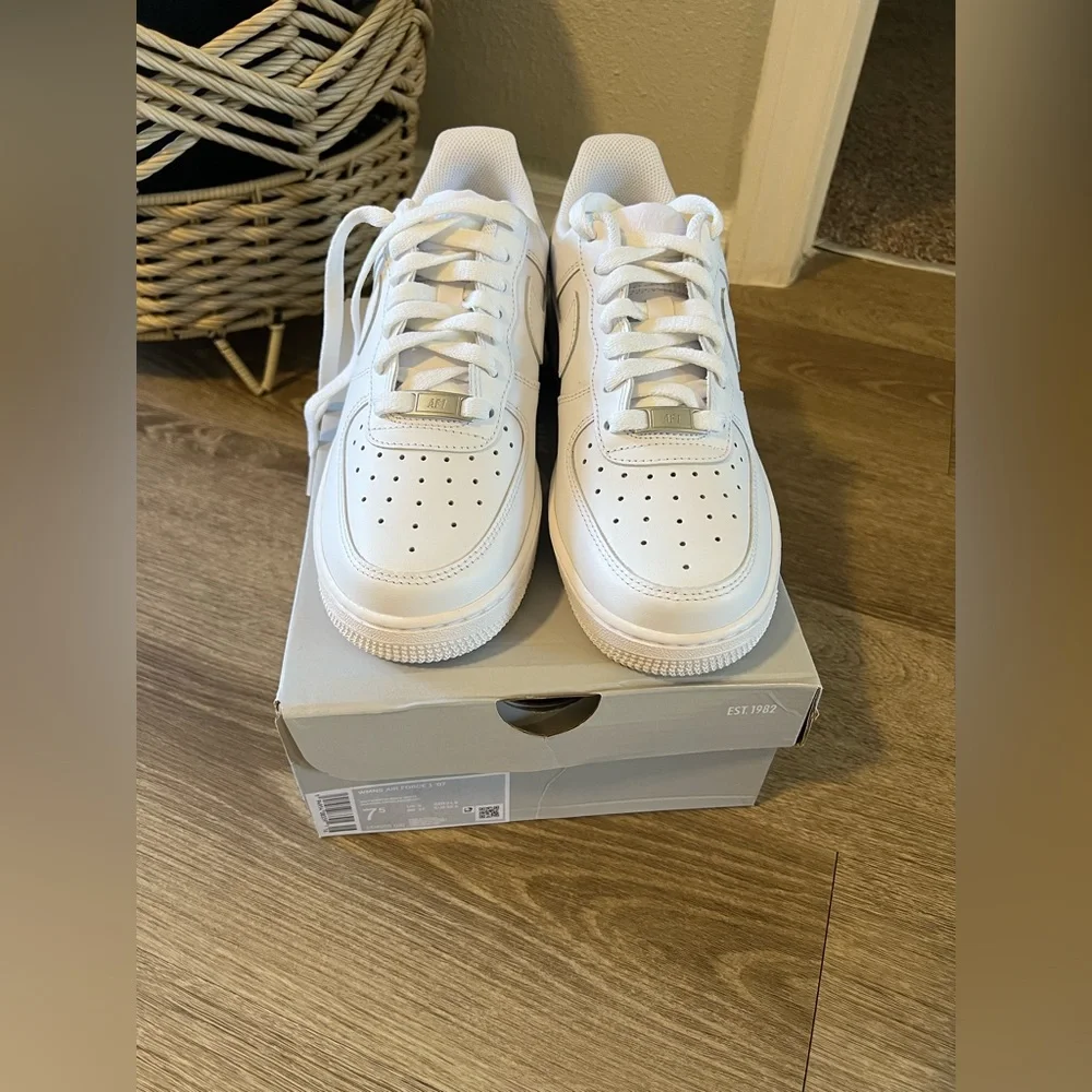 NEW Nike Air Force 1 ’07 – Women’s 7.5 — Men’s Size 6 – All White – Box Included - Picture 9 of 10